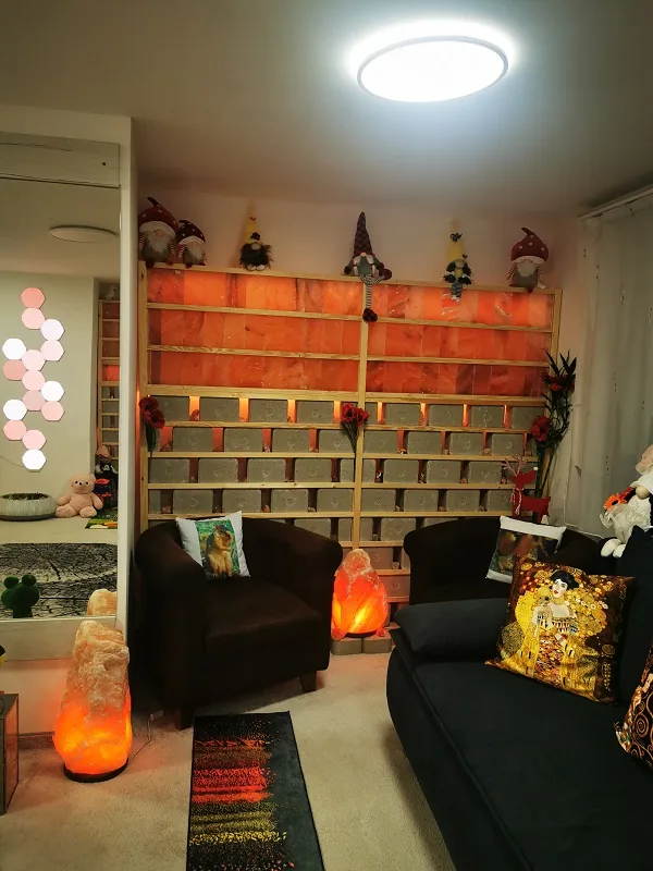 A sószoba esti hangulatvilágítása